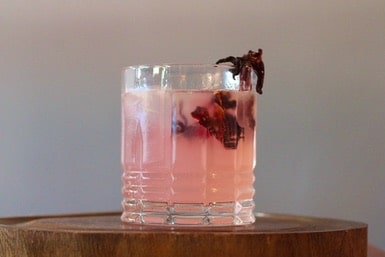 Gin-tonica-com-flor-de-hibisco